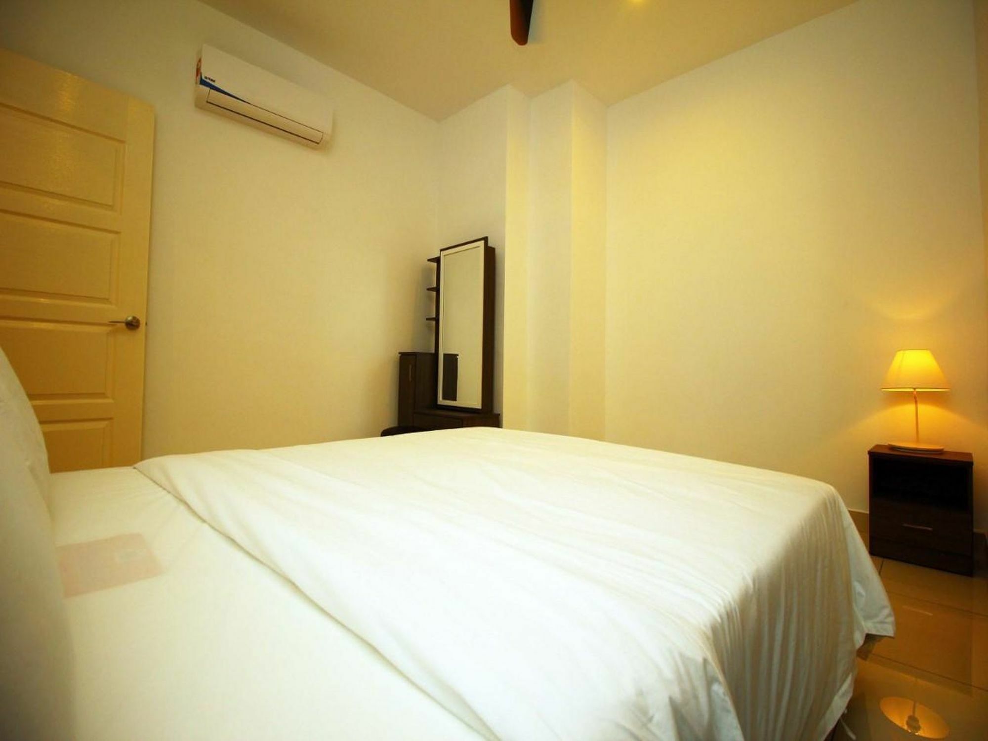 Mansion One Service Apartment George Town Exteriör bild