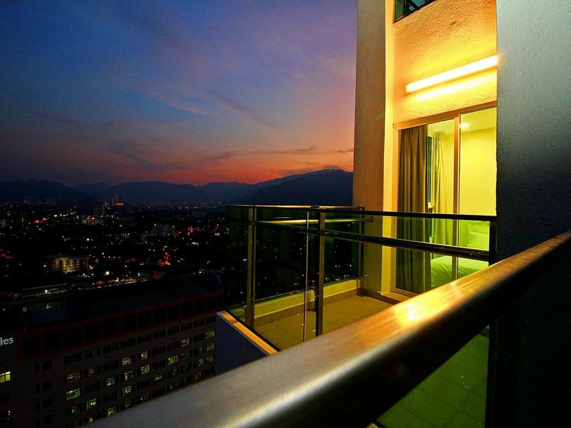 Mansion One Service Apartment George Town Exteriör bild